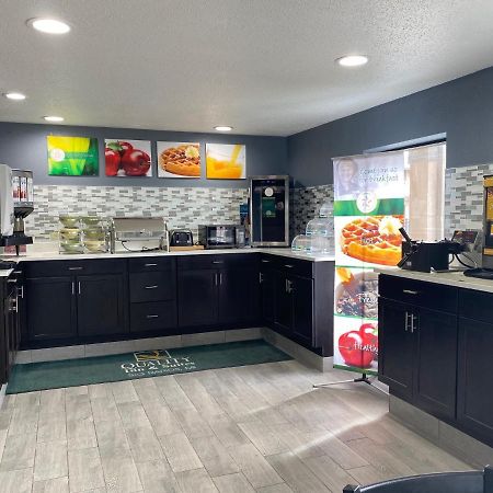 Quality Inn & Suites Big Rapids Near University Exteriör bild