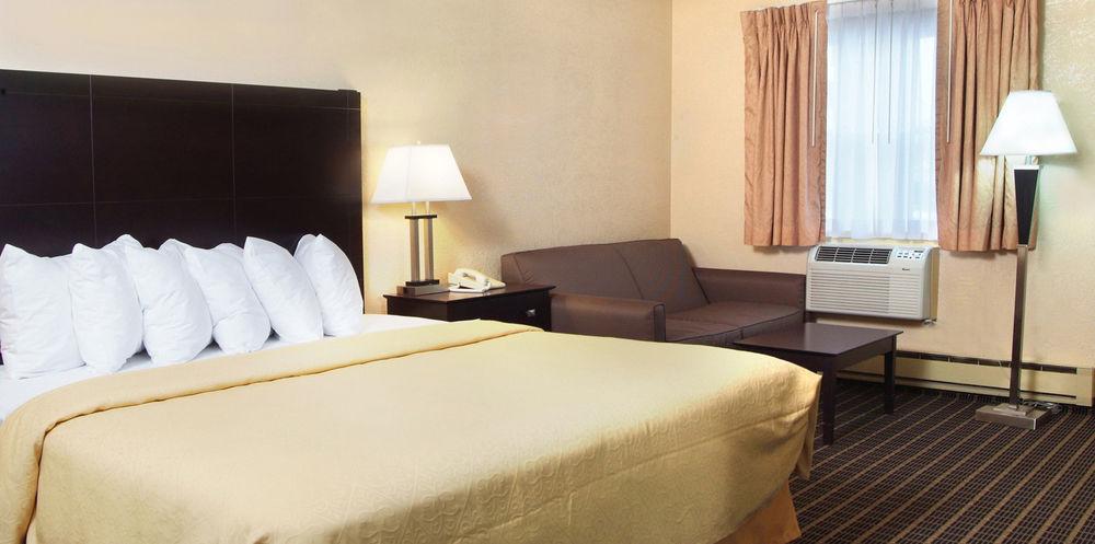 Quality Inn & Suites Big Rapids Near University Exteriör bild