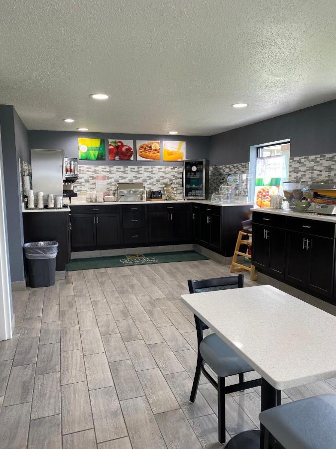 Quality Inn & Suites Big Rapids Near University Exteriör bild