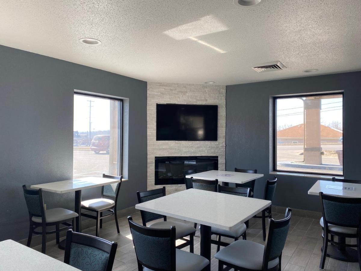 Quality Inn & Suites Big Rapids Near University Exteriör bild