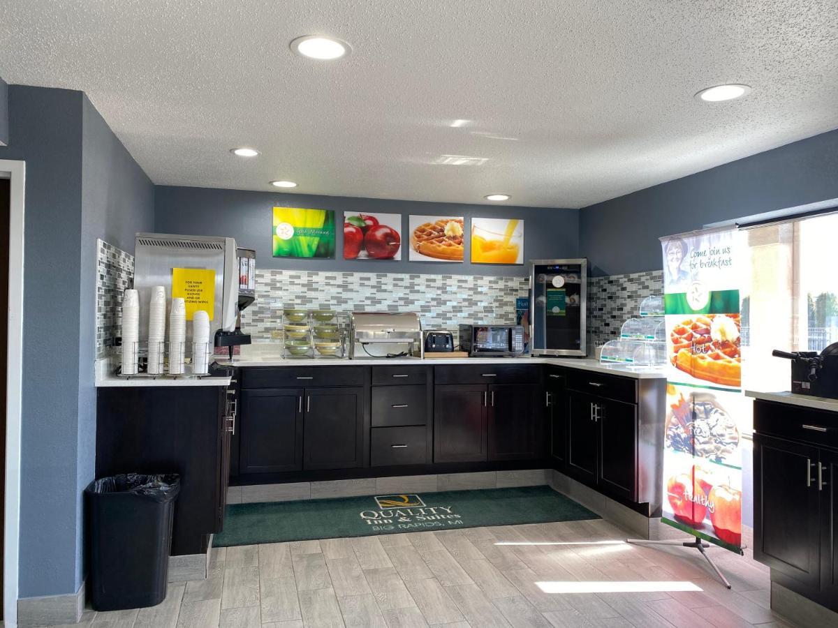 Quality Inn & Suites Big Rapids Near University Exteriör bild