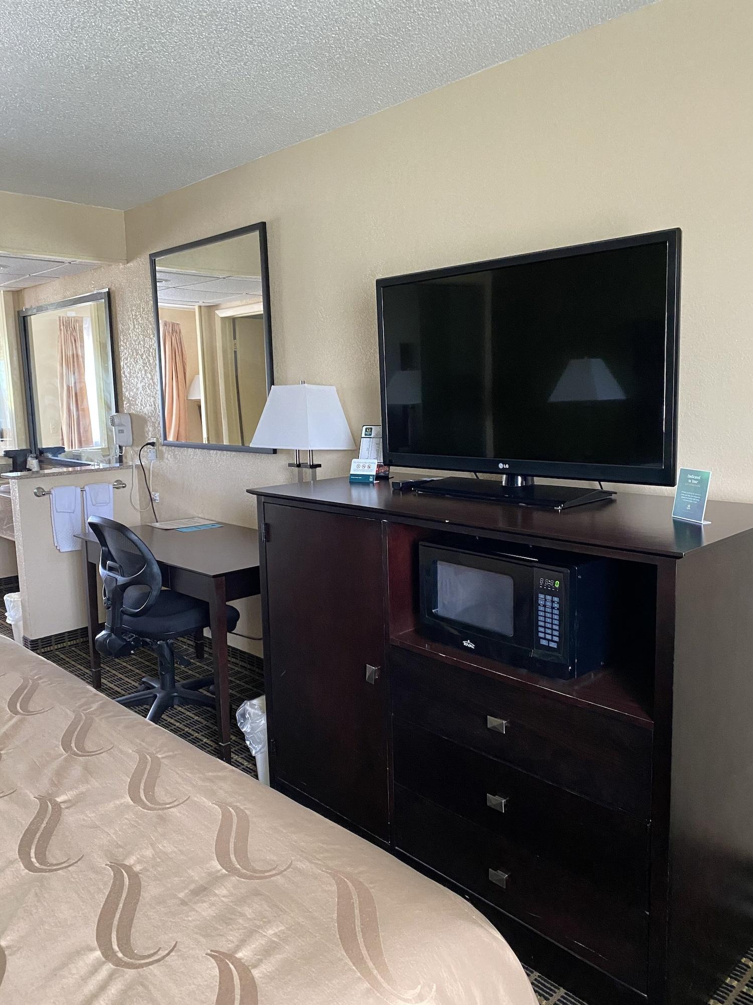 Quality Inn & Suites Big Rapids Near University Exteriör bild