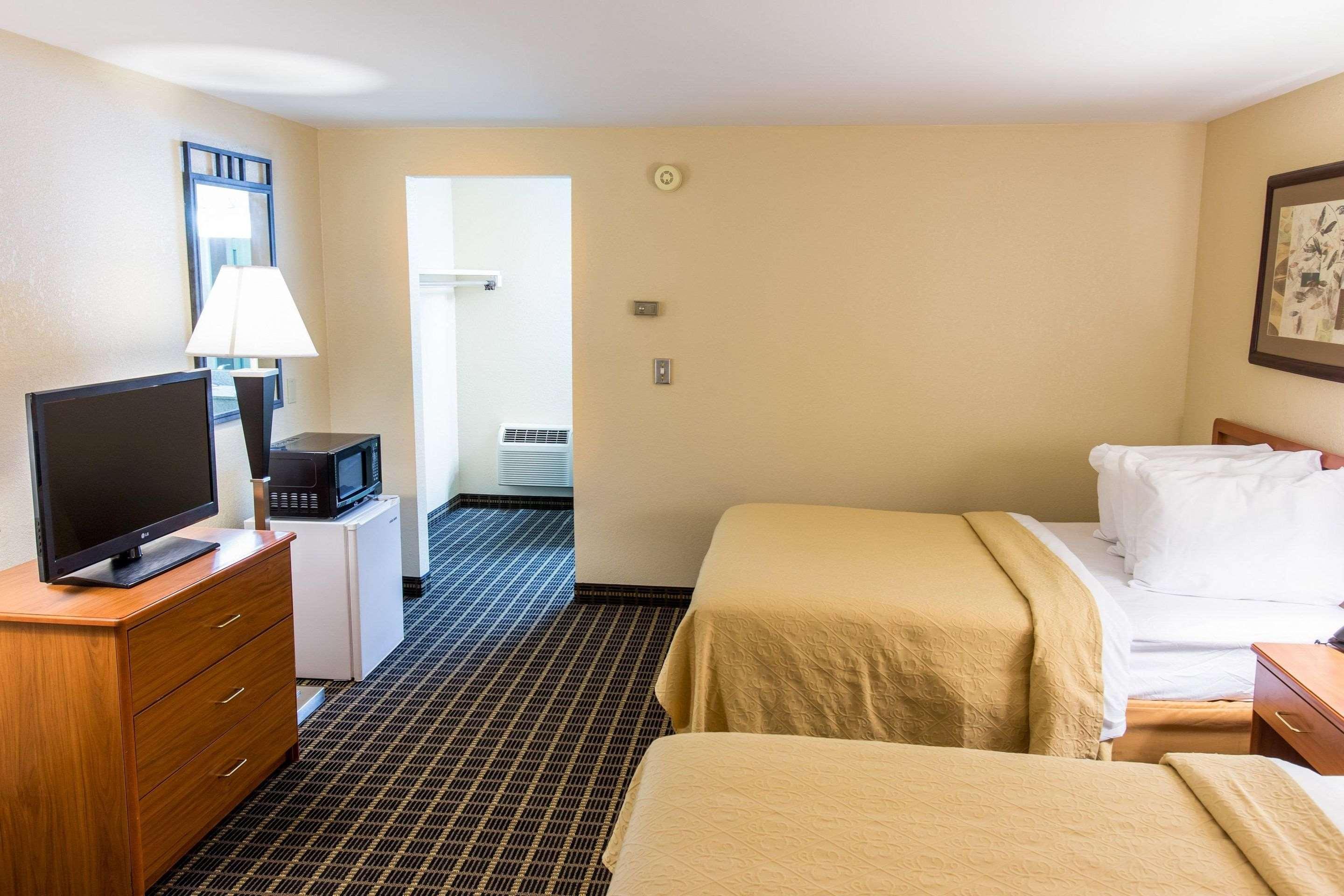 Quality Inn & Suites Big Rapids Near University Exteriör bild