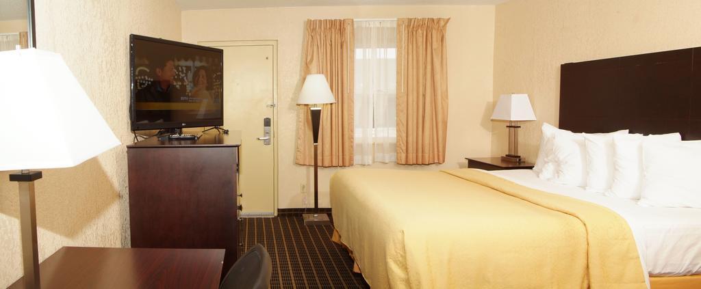 Quality Inn & Suites Big Rapids Near University Exteriör bild