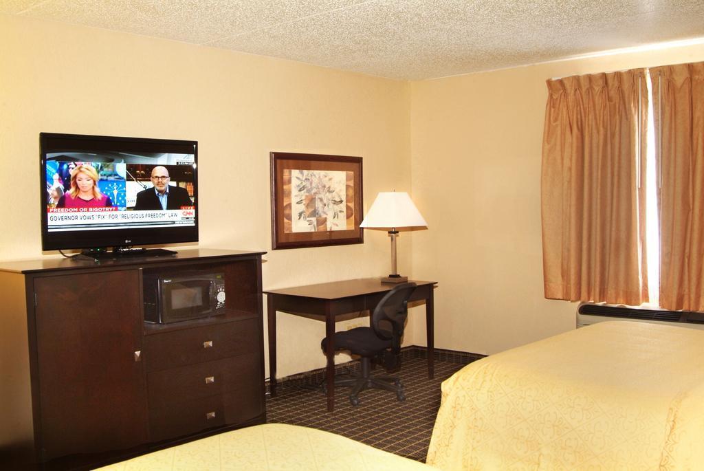 Quality Inn & Suites Big Rapids Near University Exteriör bild