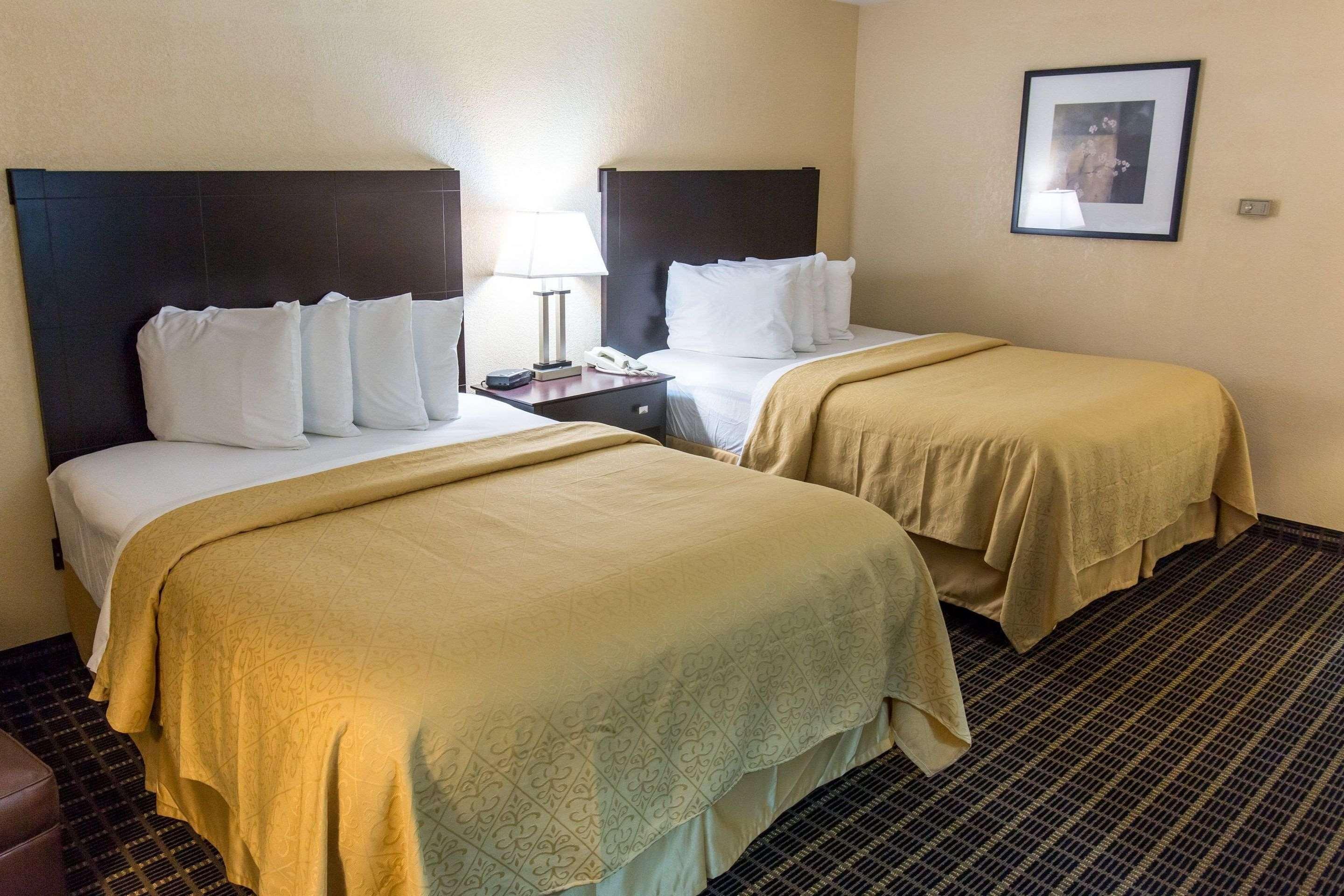 Quality Inn & Suites Big Rapids Near University Exteriör bild