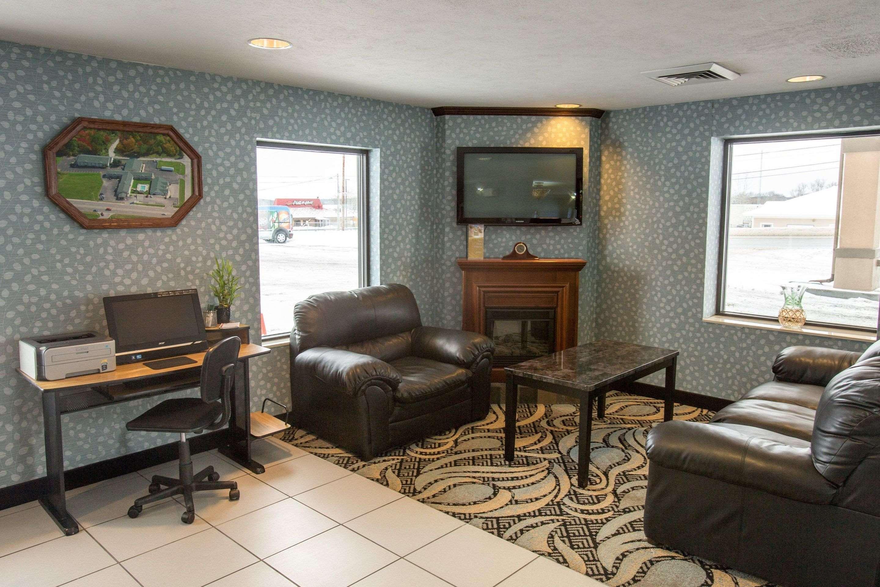 Quality Inn & Suites Big Rapids Near University Exteriör bild