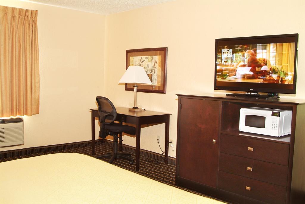 Quality Inn & Suites Big Rapids Near University Exteriör bild