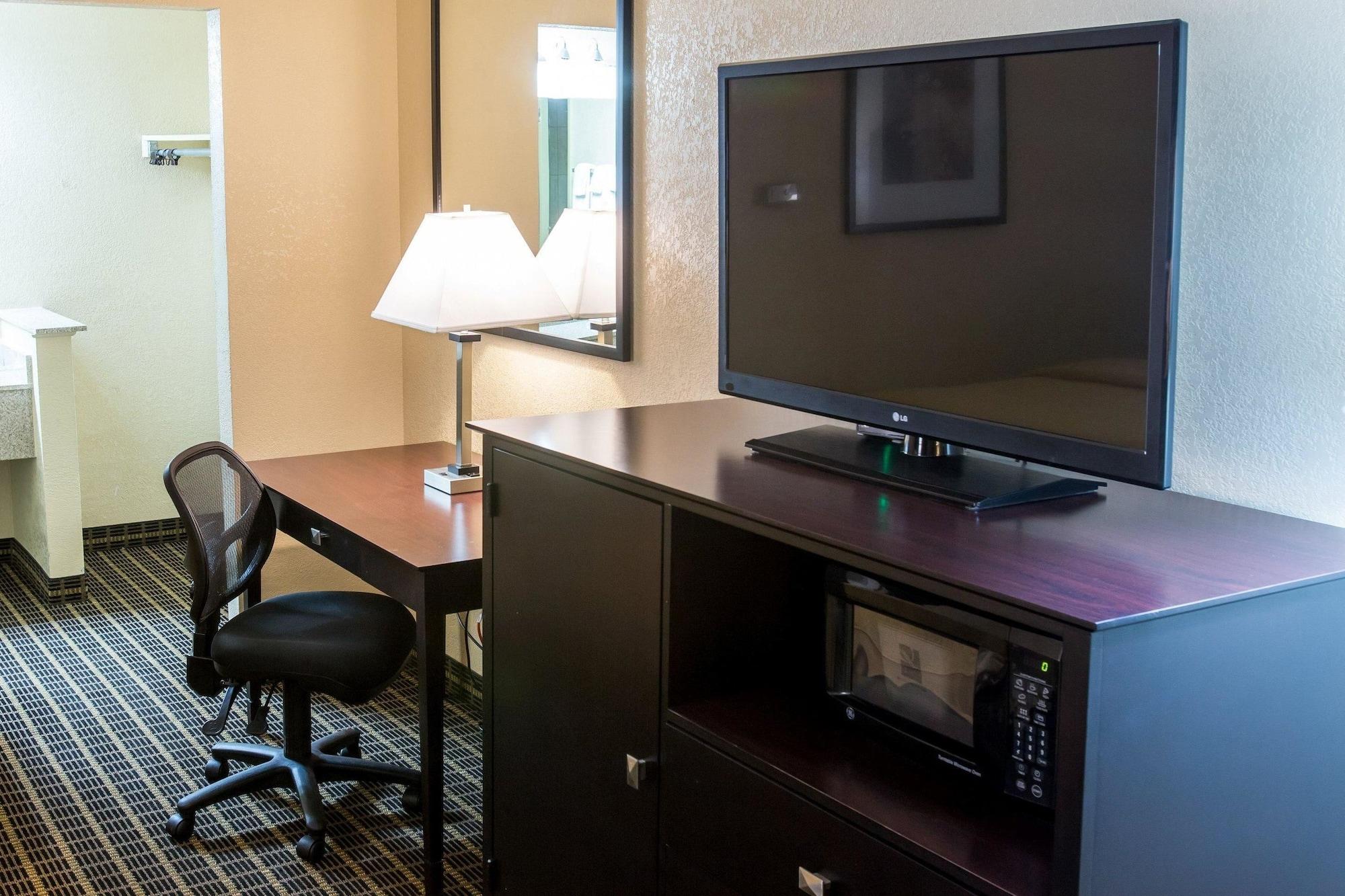 Quality Inn & Suites Big Rapids Near University Exteriör bild