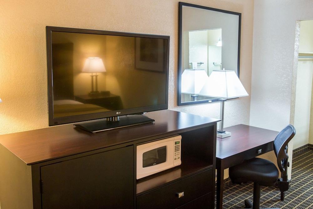 Quality Inn & Suites Big Rapids Near University Exteriör bild