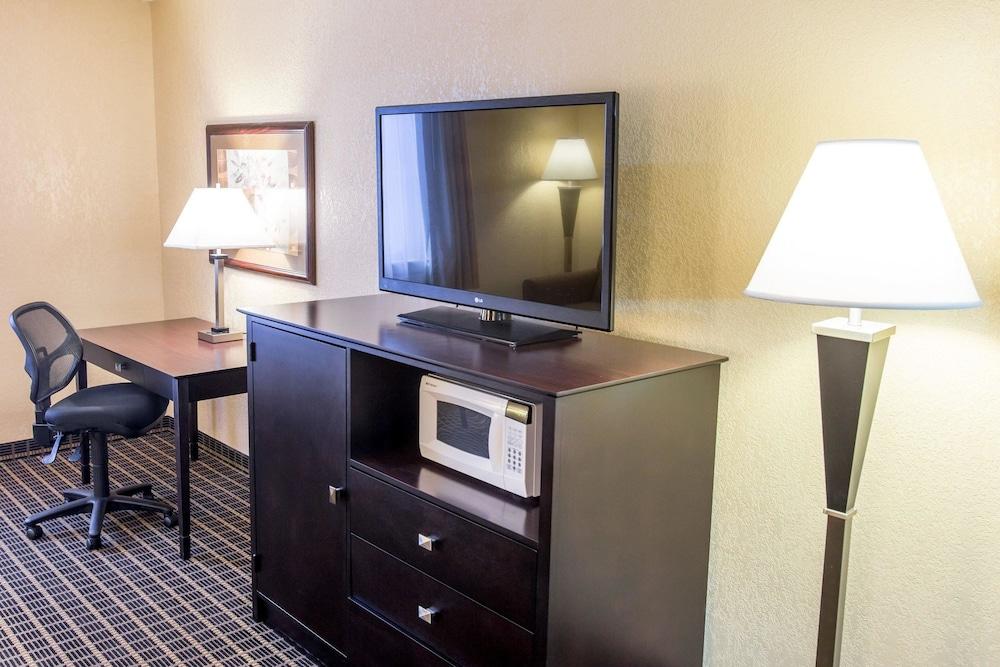 Quality Inn & Suites Big Rapids Near University Exteriör bild