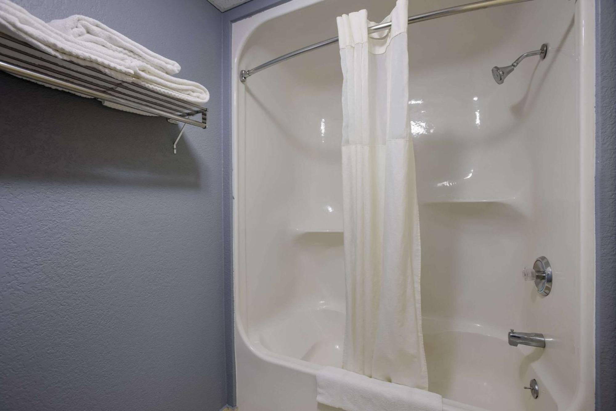 Quality Inn & Suites Big Rapids Near University Exteriör bild