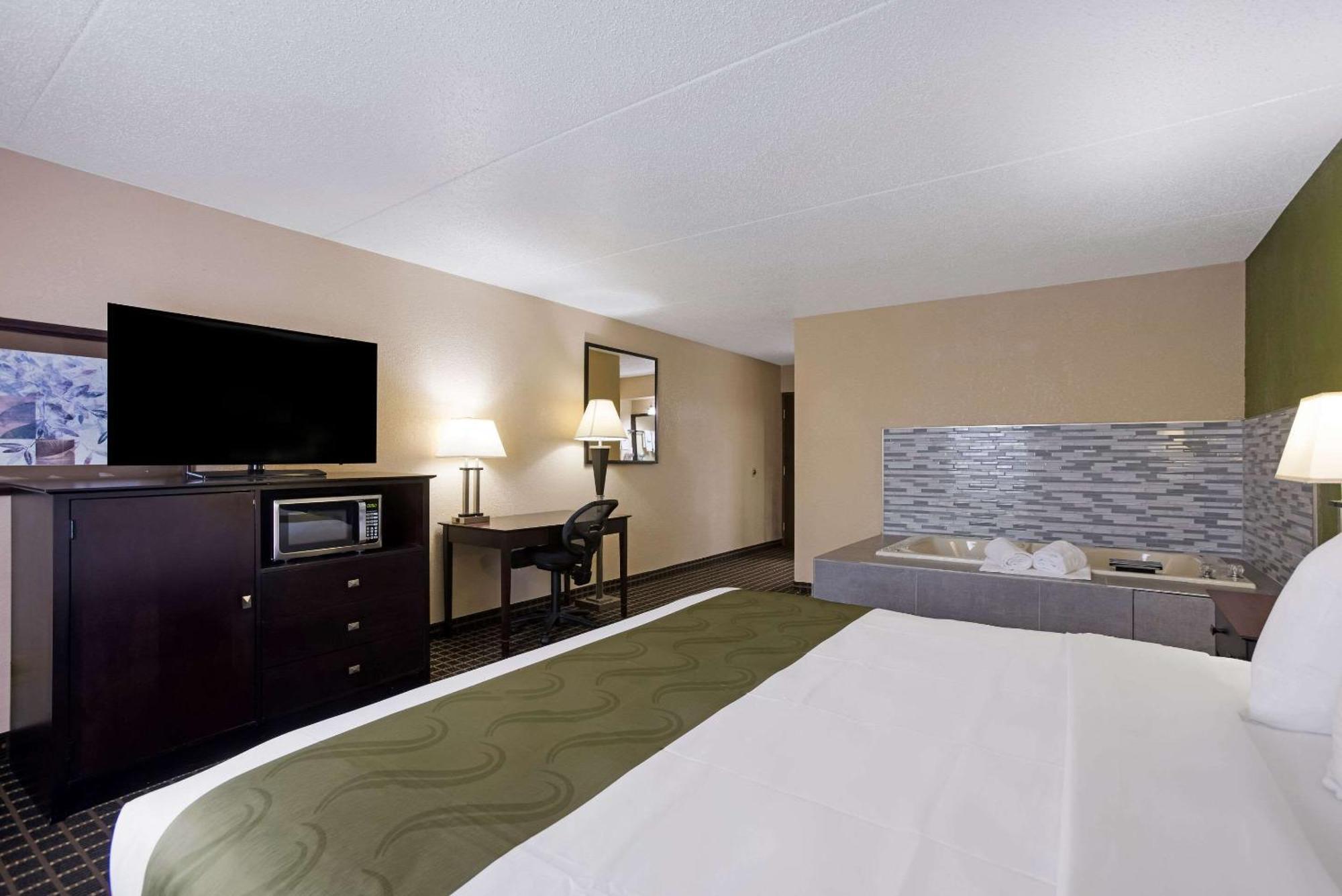 Quality Inn & Suites Big Rapids Near University Exteriör bild