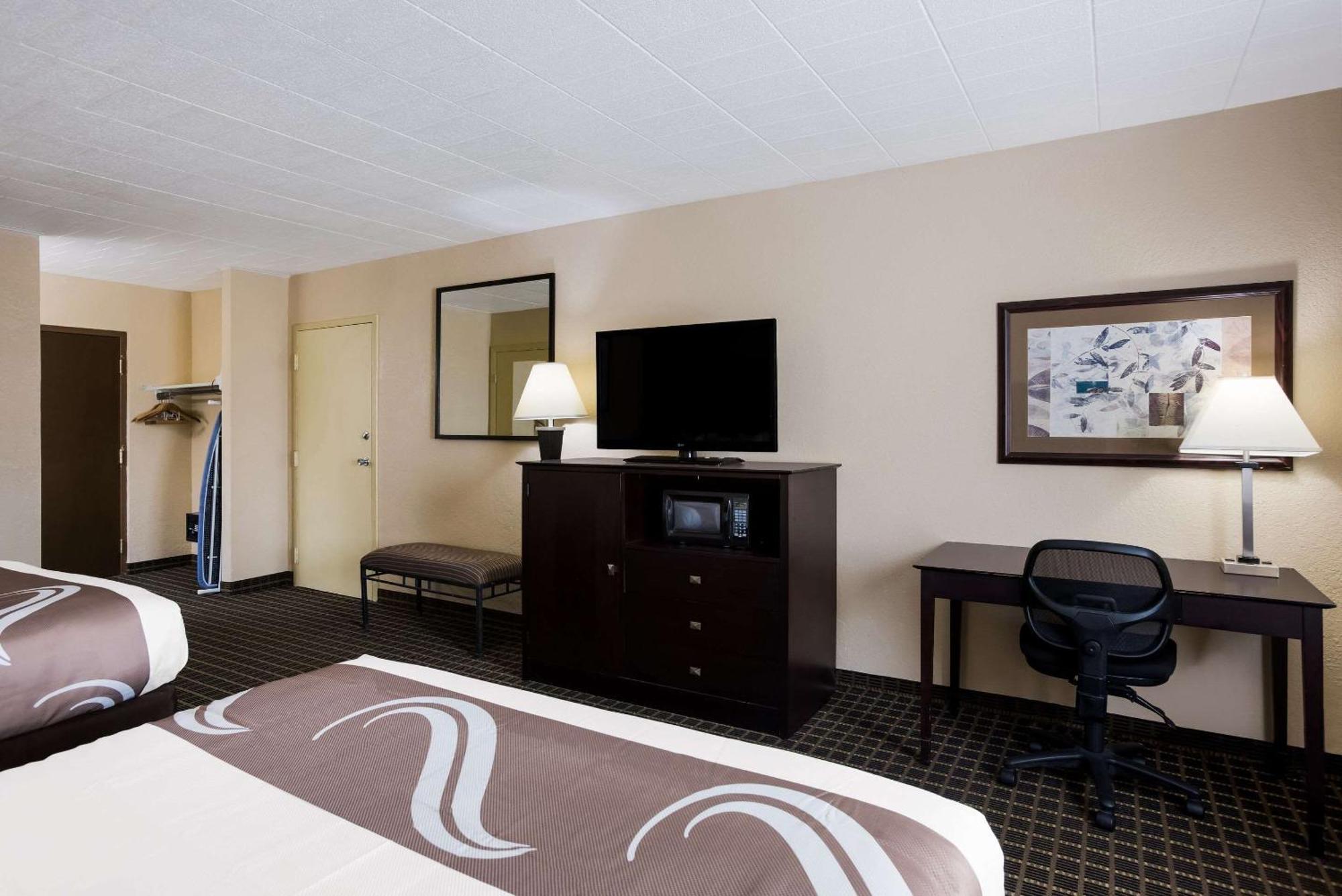 Quality Inn & Suites Big Rapids Near University Exteriör bild