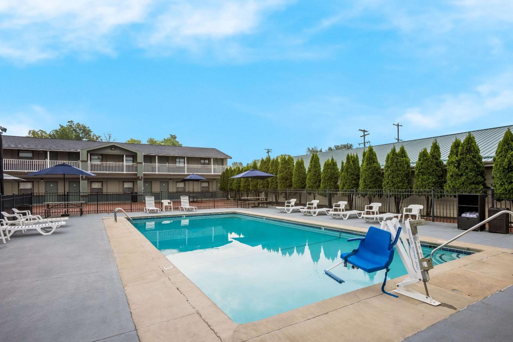 Quality Inn & Suites Big Rapids Near University Exteriör bild
