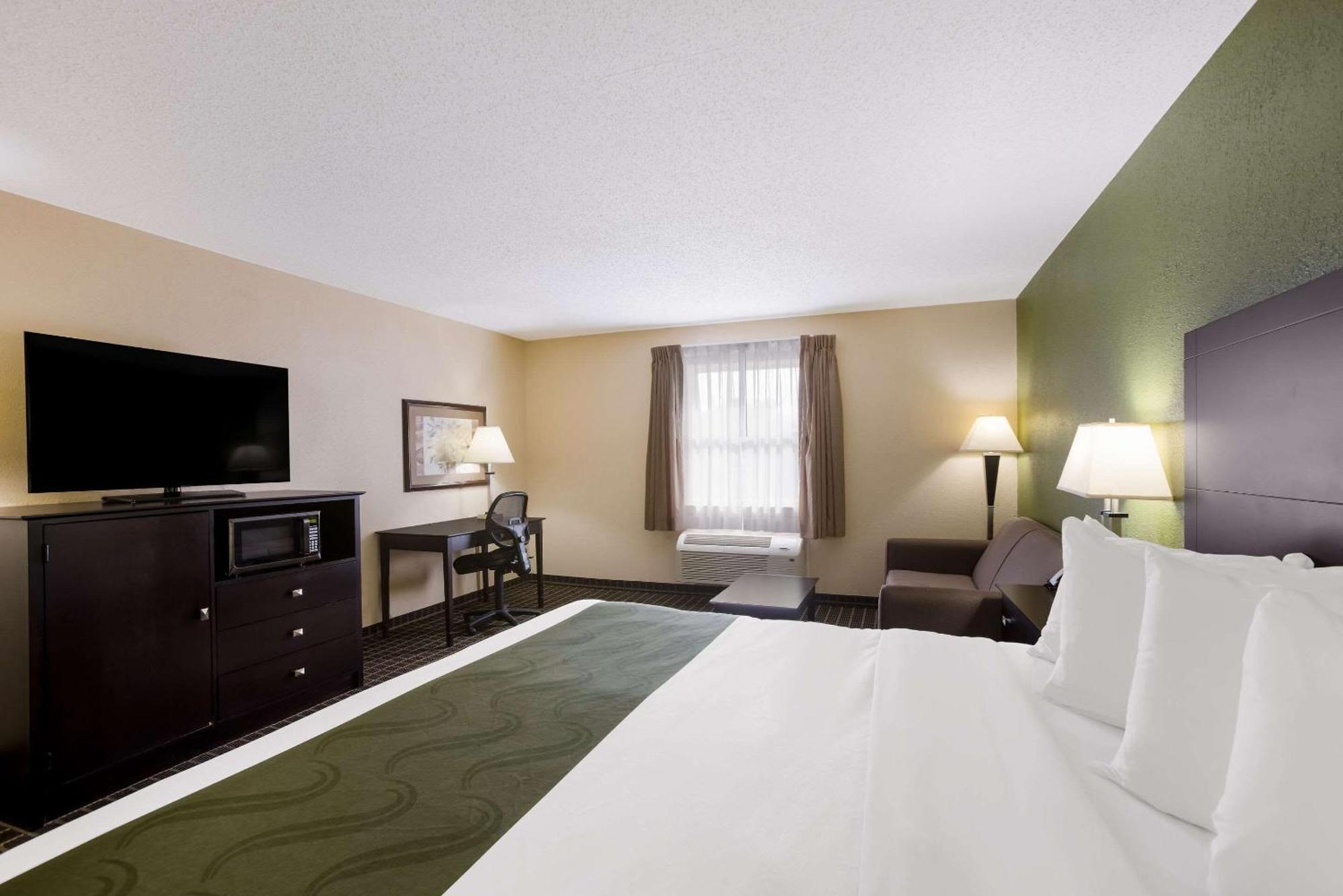 Quality Inn & Suites Big Rapids Near University Exteriör bild