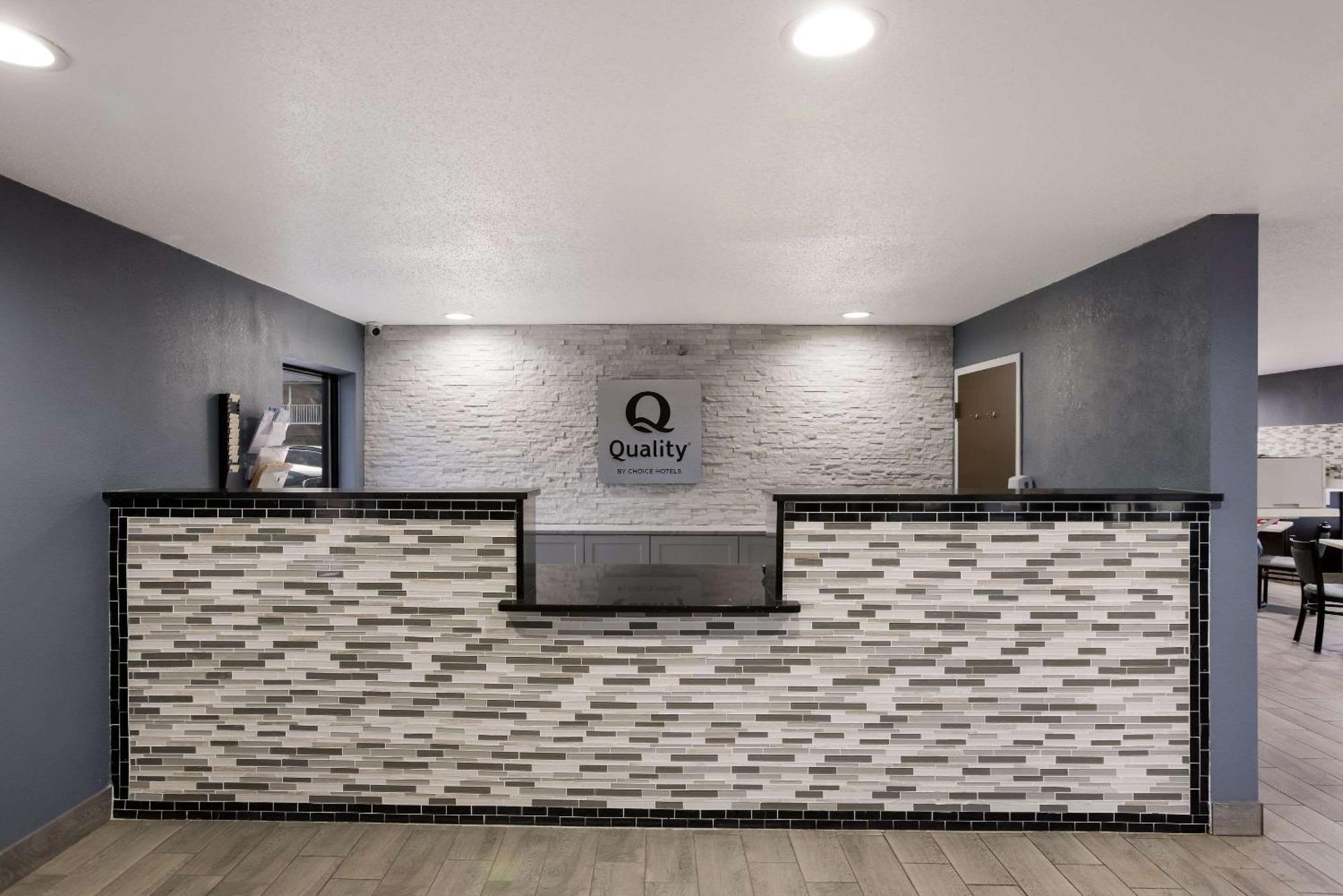 Quality Inn & Suites Big Rapids Near University Exteriör bild
