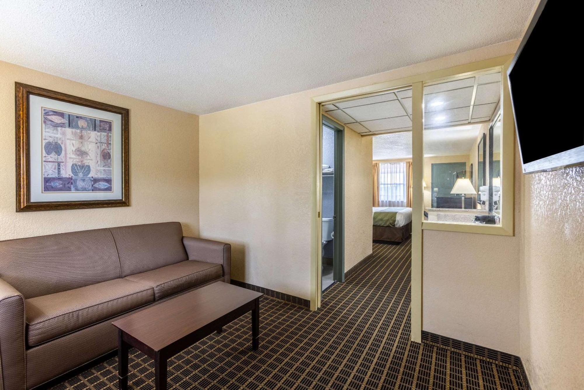 Quality Inn & Suites Big Rapids Near University Exteriör bild
