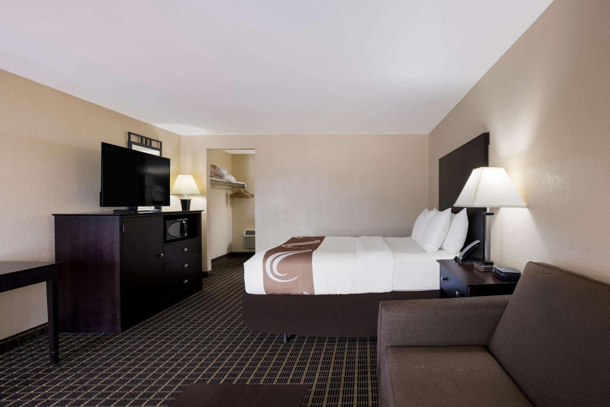 Quality Inn & Suites Big Rapids Near University Exteriör bild