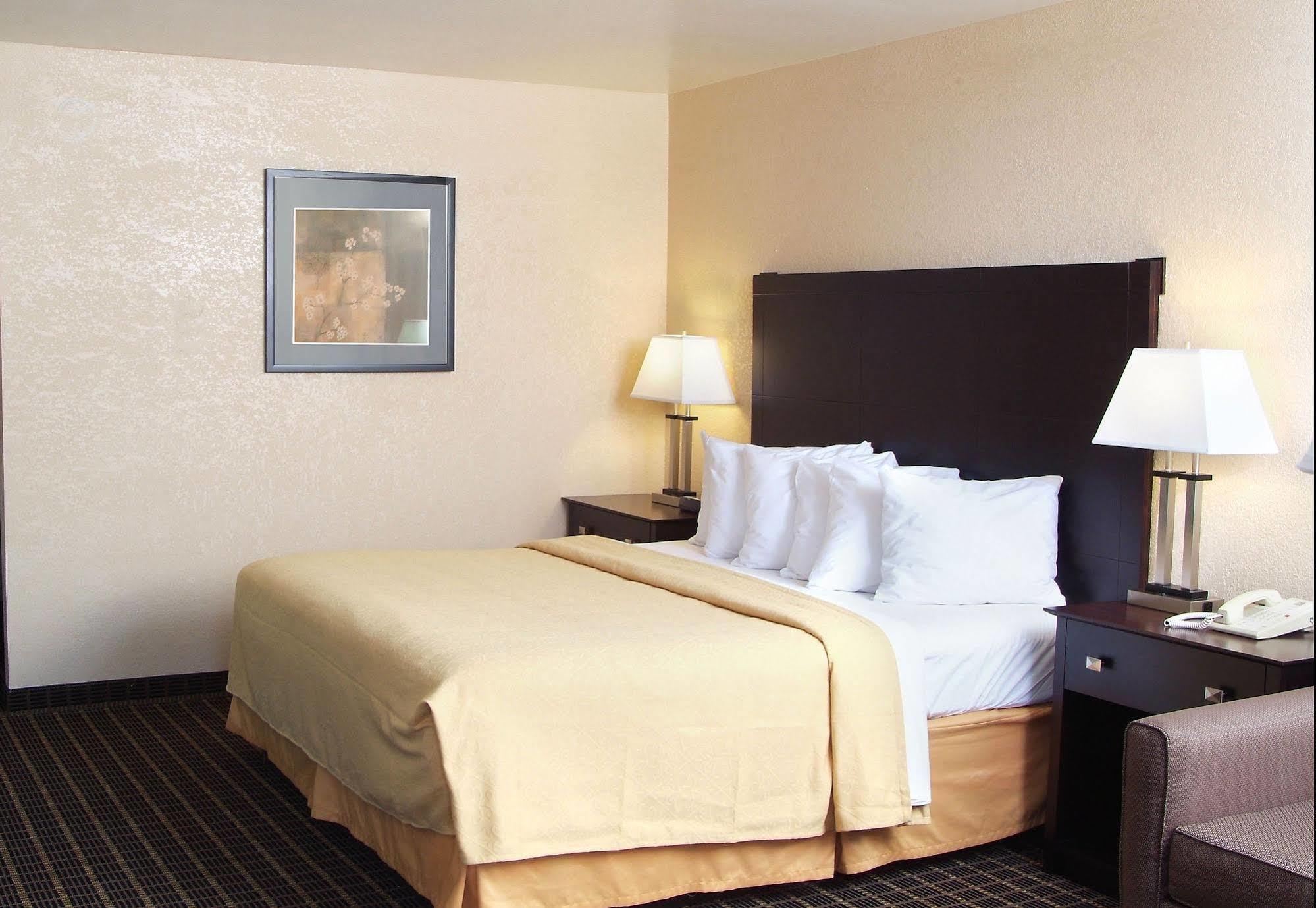 Quality Inn & Suites Big Rapids Near University Exteriör bild